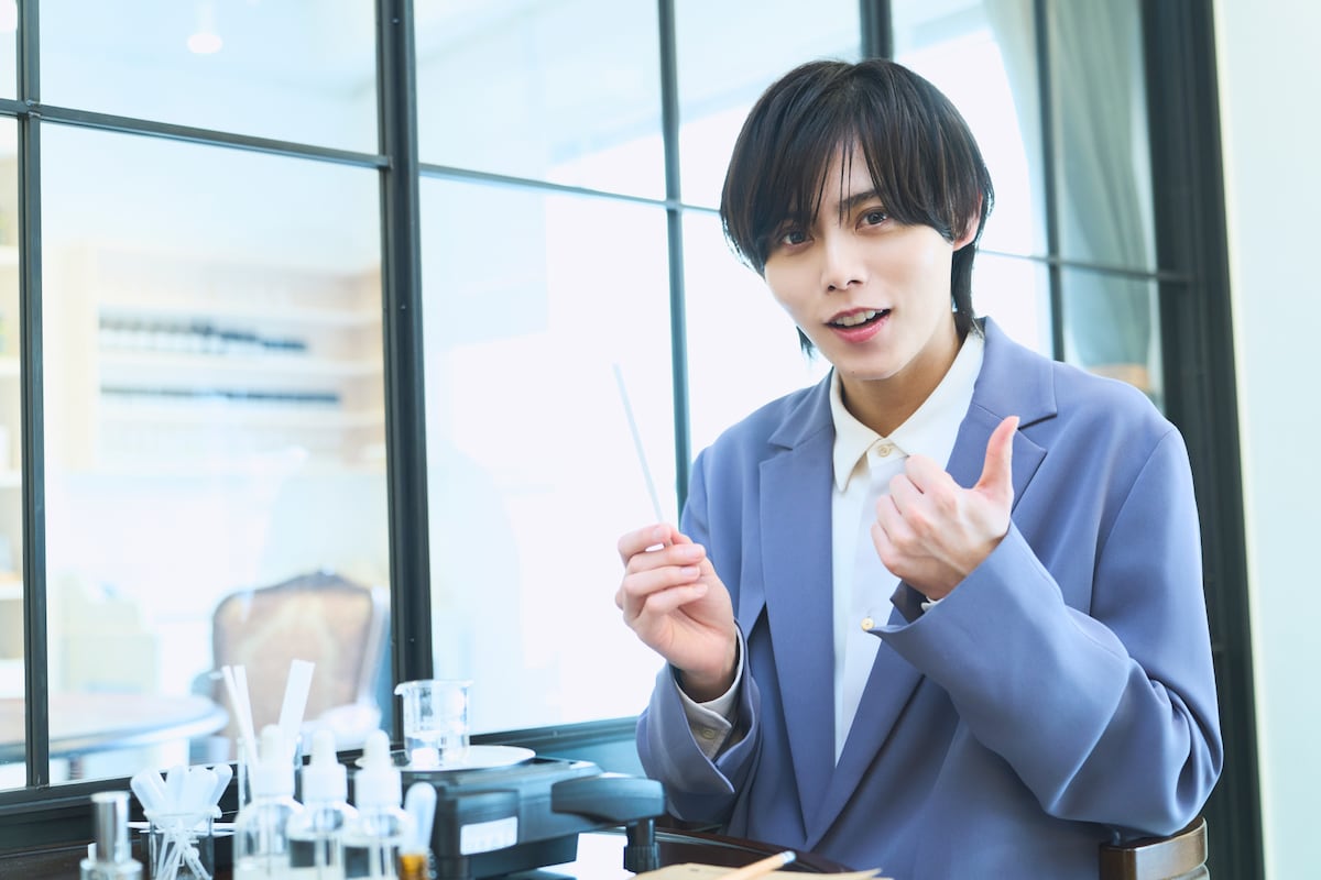 オリジナル香水が完成し、ご満悦な様子の大崎捺希。