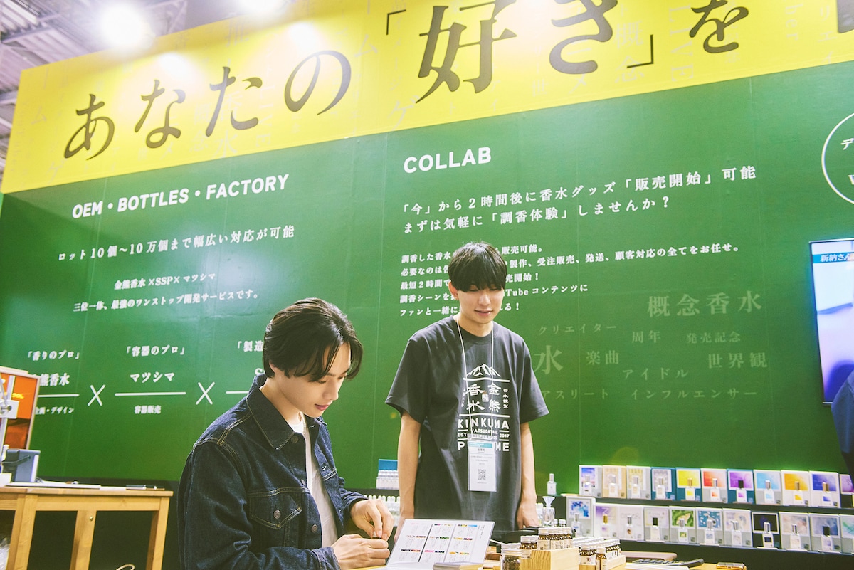 金熊香水ブースを訪れた平井亜門（手前）。スタッフ（奥）とともに香水作りを開始