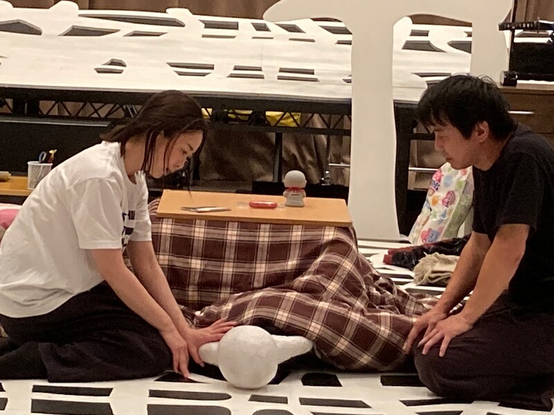 まつもと市民芸術館プロデュース 木ノ下歌舞伎「心中天の網島」アクセシビリティ版の稽古の様子。左から伊東沙保、日髙啓介。（提供：まつもと市民芸術館）