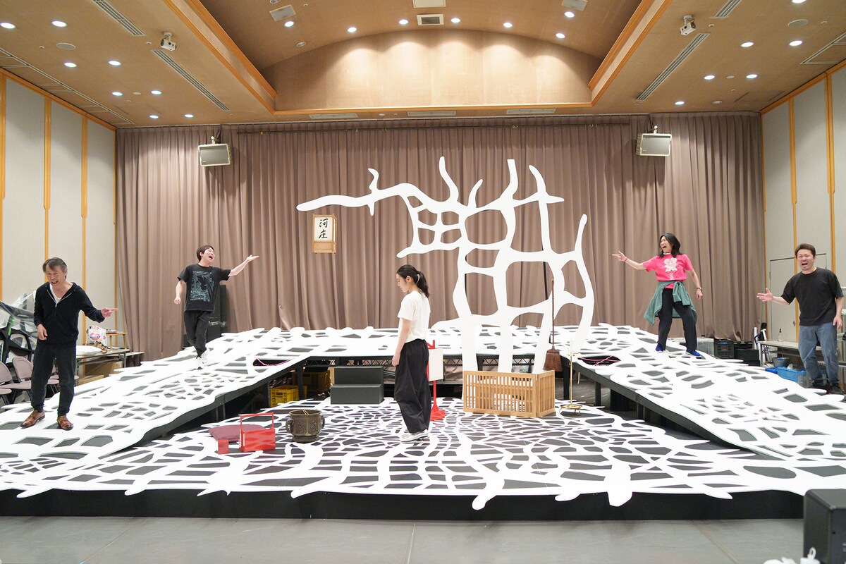 まつもと市民芸術館プロデュース 木ノ下歌舞伎「心中天の網島」アクセシビリティ版の稽古の様子。左から大鷹明良、緒方壮哉、湯川ひな、西田夏奈子、武居卓。