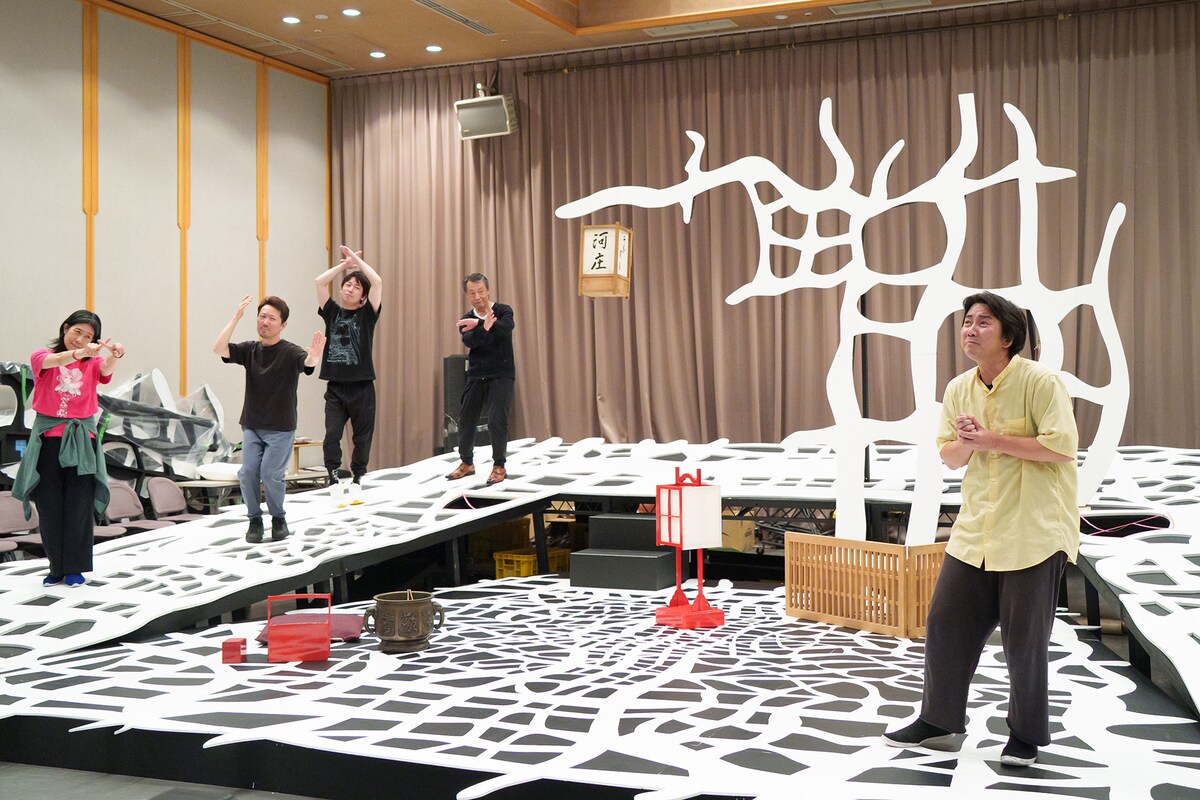 まつもと市民芸術館プロデュース 木ノ下歌舞伎「心中天の網島」アクセシビリティ版の稽古の様子。左から西田夏奈子、武居卓、緒方壮哉、大鷹明良、日髙啓介。