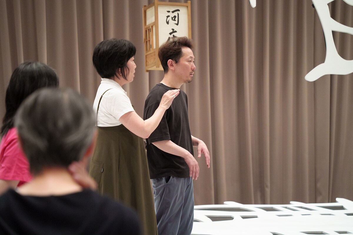 まつもと市民芸術館プロデュース 木ノ下歌舞伎「心中天の網島」アクセシビリティ版の稽古の様子。左から歌唱指導の伊藤和美、武居卓。