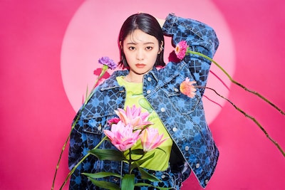 吉柳咲良「Crocodile」特集｜傷付くだけで終われない、強くなるための“嘘泣き”を歌う