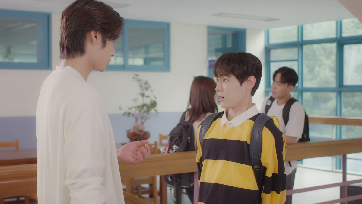 「君の唇を噛みたい」より、キム・ジウン演じるジュノ（左）と、ユン・ソビン演じるミニョン。