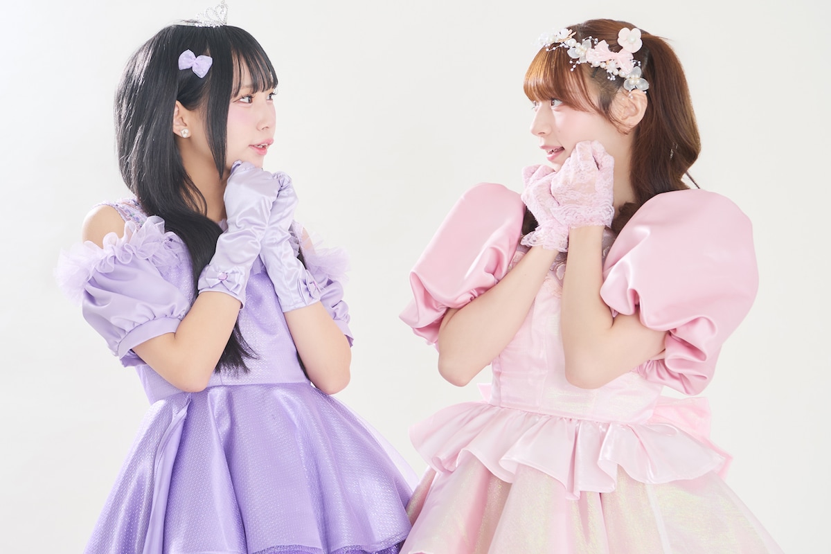 左からアイナスター、キラ・メイ。