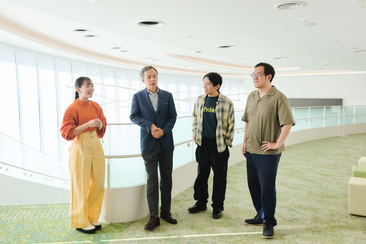 左から藤谷理子、板尾創路、岡田義徳、上田誠。