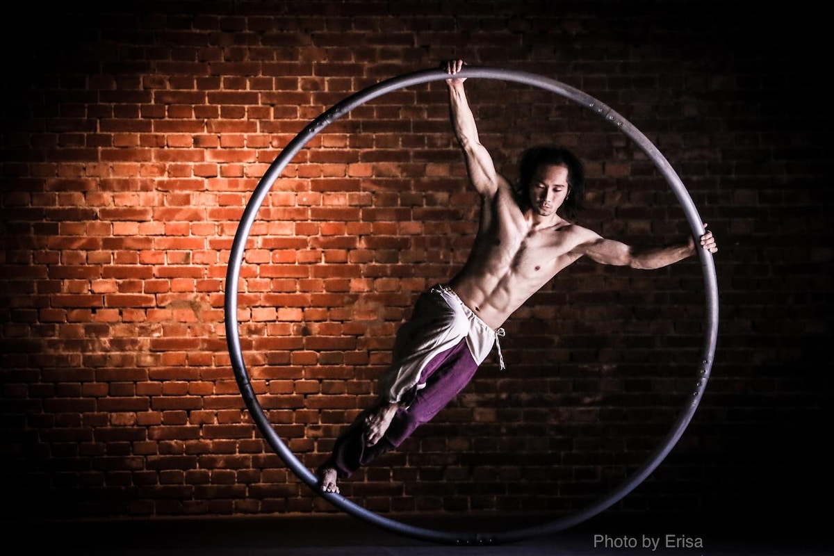 シルホイールのパフォーマンスを行う奥澤秀人。