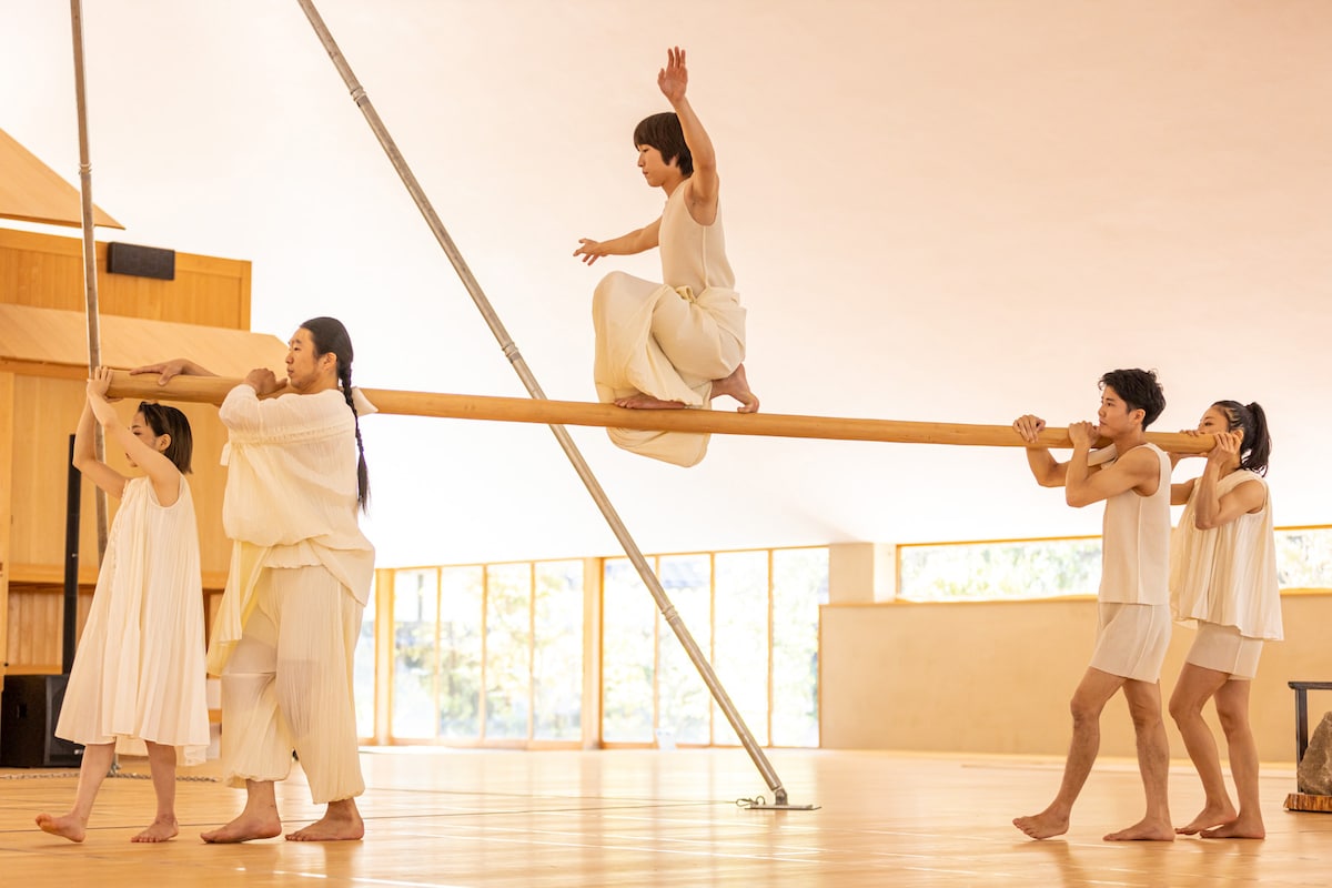 瀬戸内サーカスファクトリーのパフォーマンスの様子。