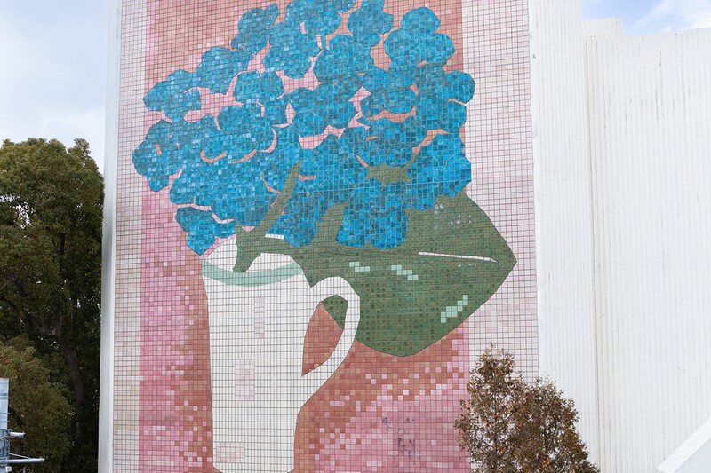 神戸文化ホールを象徴する、高村智恵子「あじさい」の紙絵をモチーフにしたモザイクタイルの壁画。あじさいは神戸市の“市民の花”でもある。