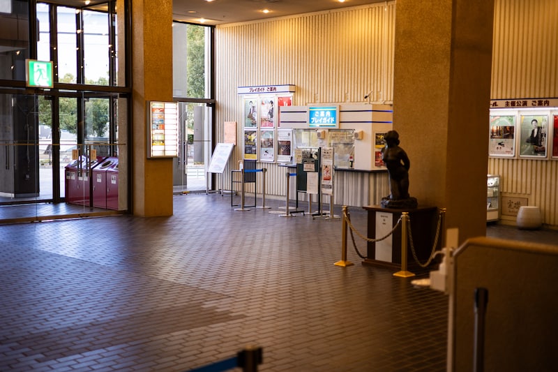 ホールに入ってすぐ、ひときわ目を引くチケットブース。