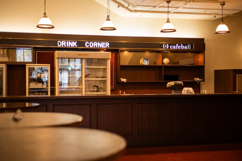 まるでホテルのバーのような大ホールのカフェコーナー。