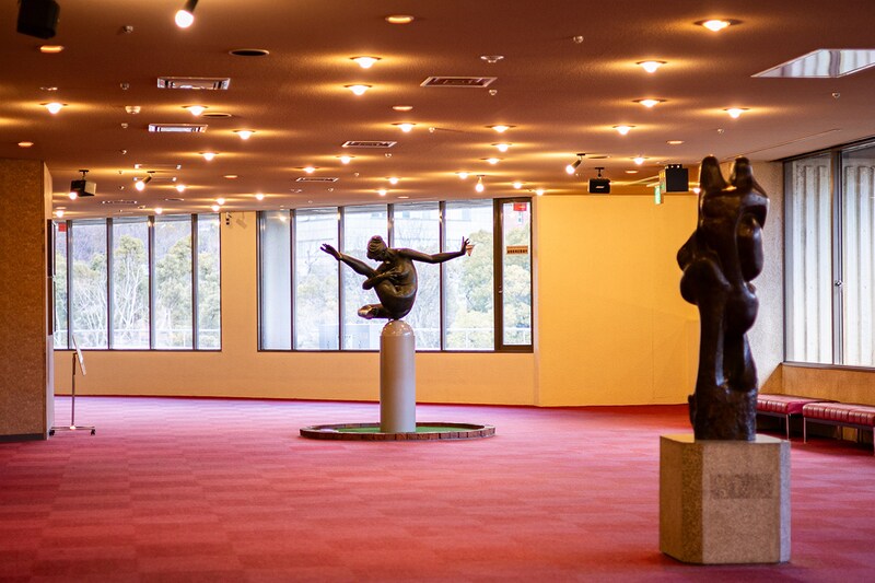 神戸文化ホール内には彫刻がたくさん置かれている。写真は大ホール2F。