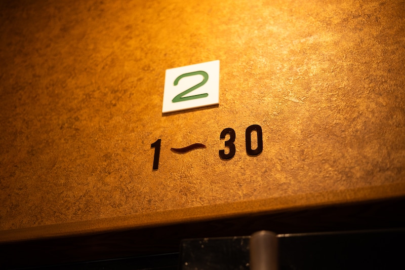 劇場の扉の上のサインも凝っている。