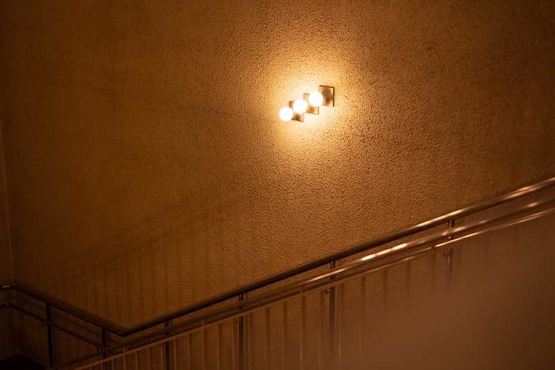 劇場の至る所に配された3連のライト。