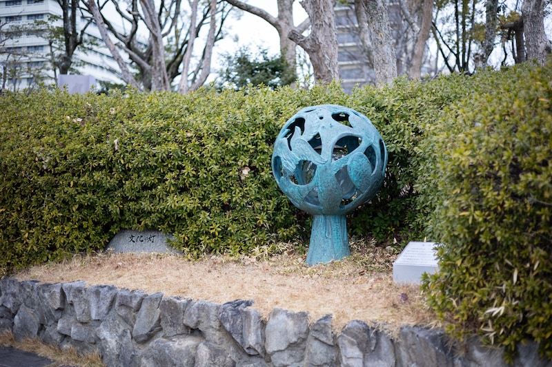 開館20周年とアーバンリゾートフェア神戸'93の開催を記念して、1993年に劇場の前に設置された「文化の灯」。
