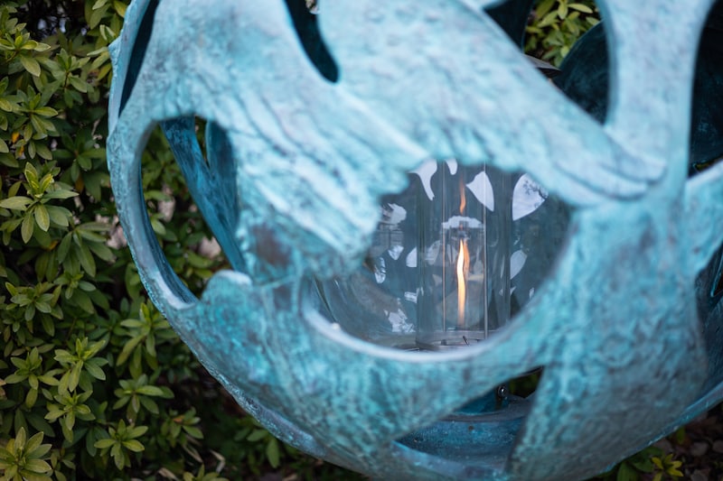 開館20周年とアーバンリゾートフェア神戸'93の開催を記念して、1993年に劇場の前に設置された「文化の灯」。