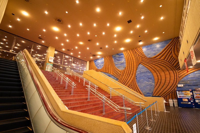 大ホールへと続く、印象的な階段。