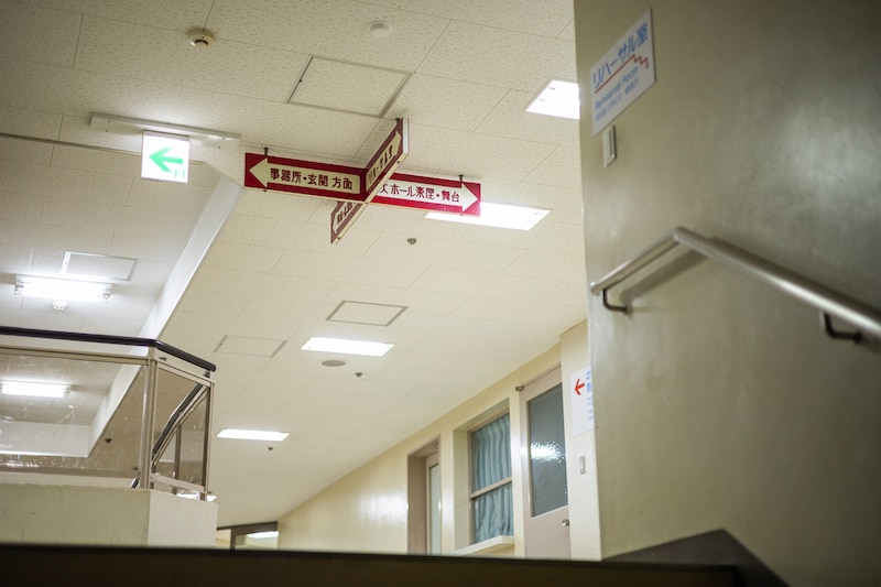 劇場内のあちこちにある、今では珍しいサイン。