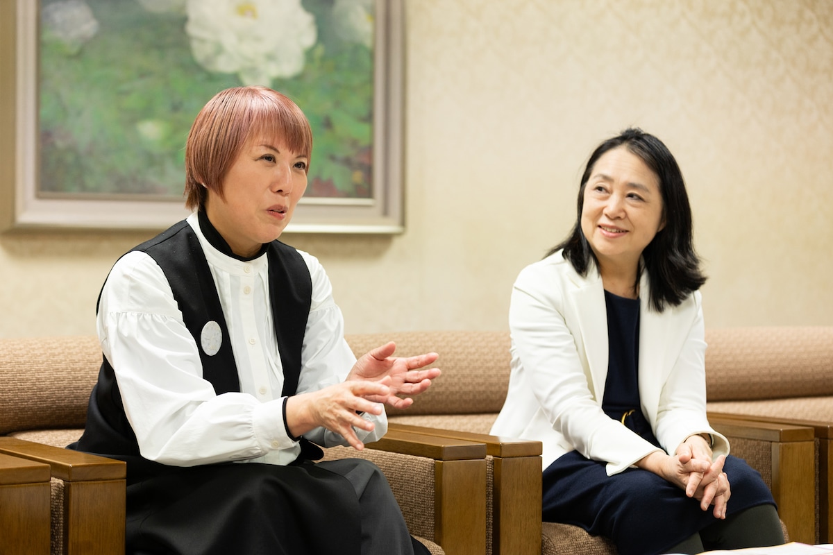 左から岡野亜紀子、森岡めぐみ。