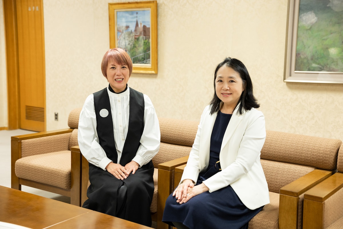 左から岡野亜紀子、森岡めぐみ。