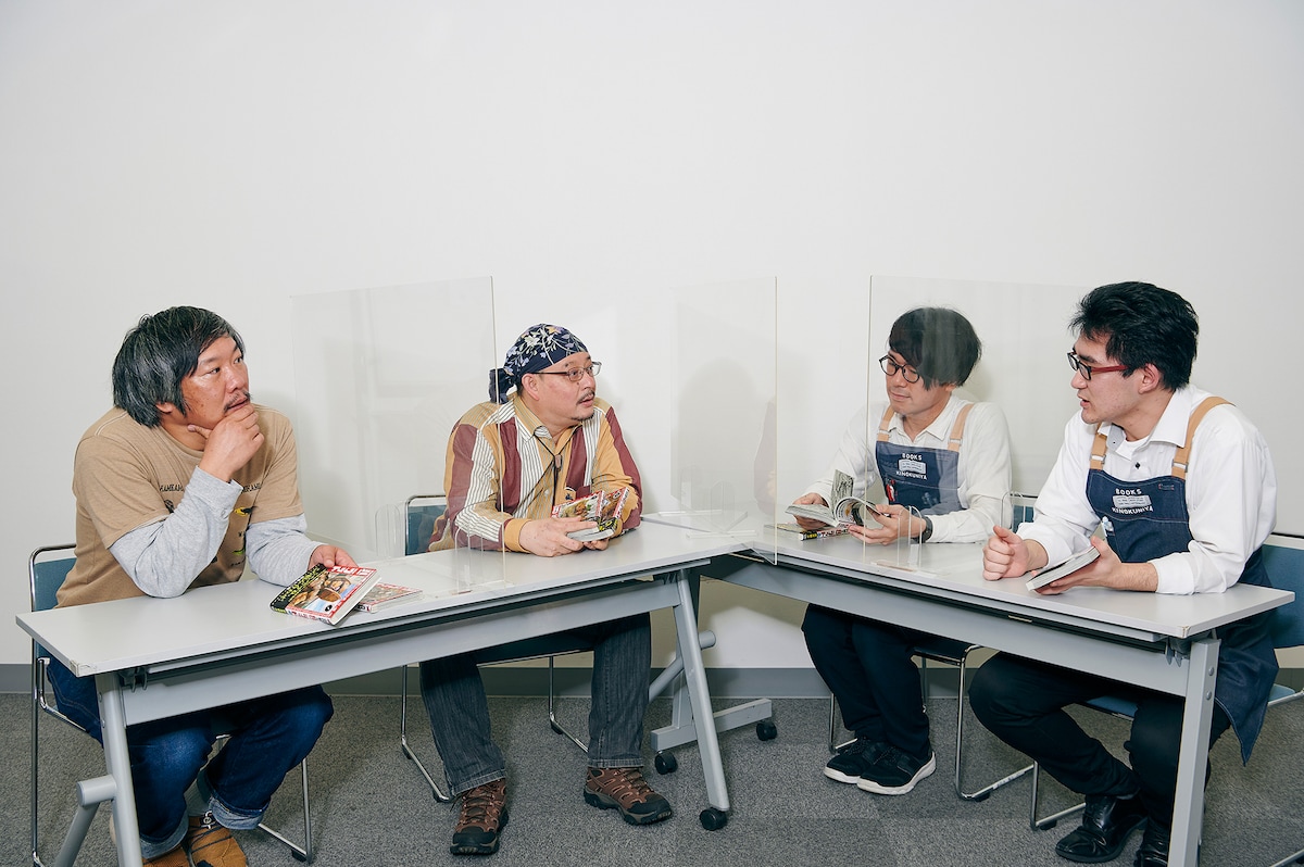 左から担当編集の劔持聡人氏、武富健治、紀伊国屋書店新宿本店の上田靖昂氏と森田優織氏。（※インタビュー取材時はマスクを着用しています）