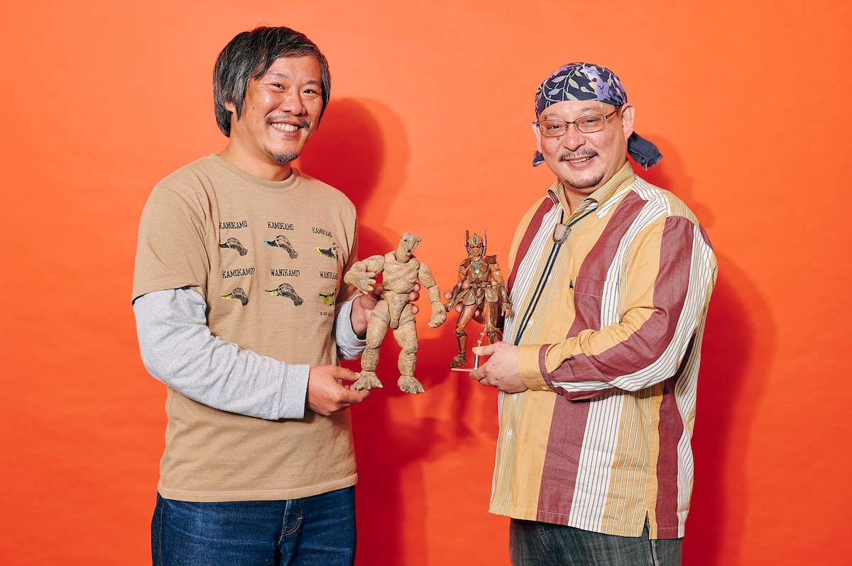左から担当編集の劔持聡人氏、武富健治。武富が作画に使用しているお手製フィギュアとともに。