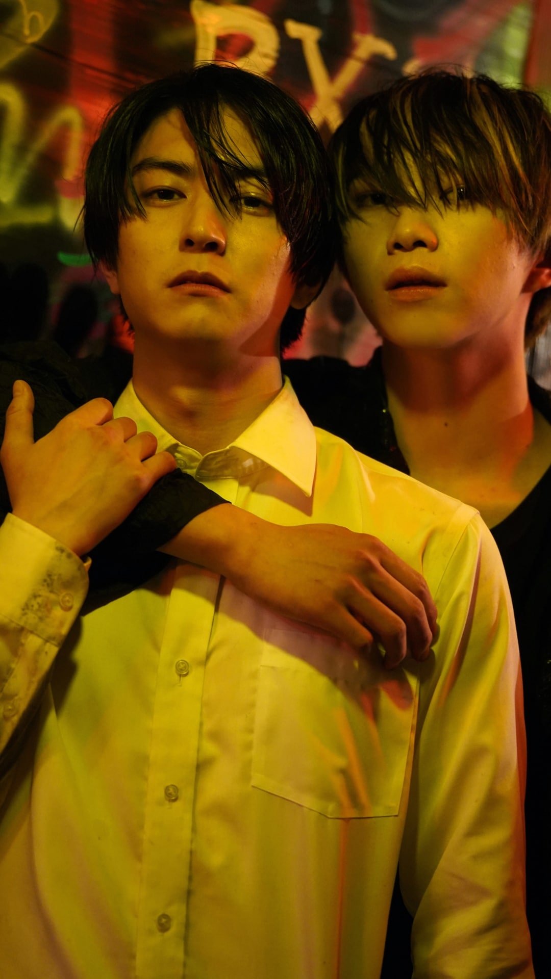 稲葉友演じる桐谷仁（左）と遠藤健慎演じるKAI（右）。