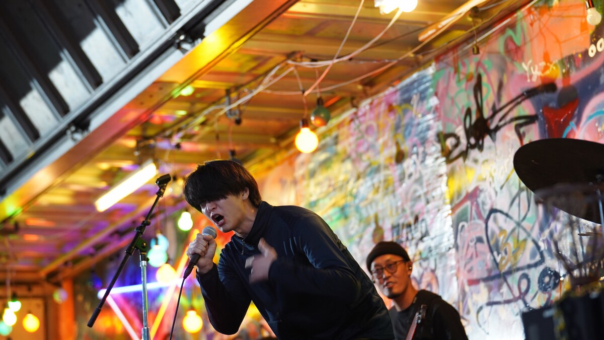 シェルターのステージで歌う桐谷。