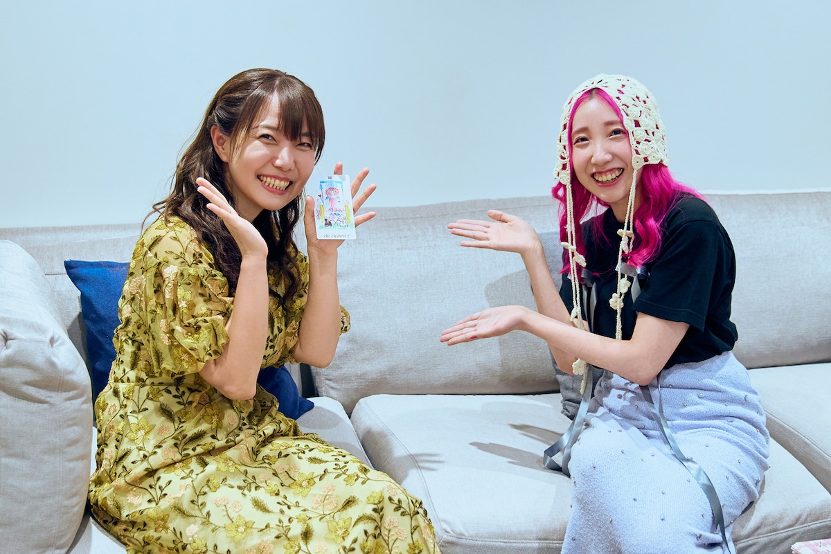 意外な結果に戸惑いながらも笑顔の辻田りり子。果たして占い結果は作品に反映されるのだろうか？