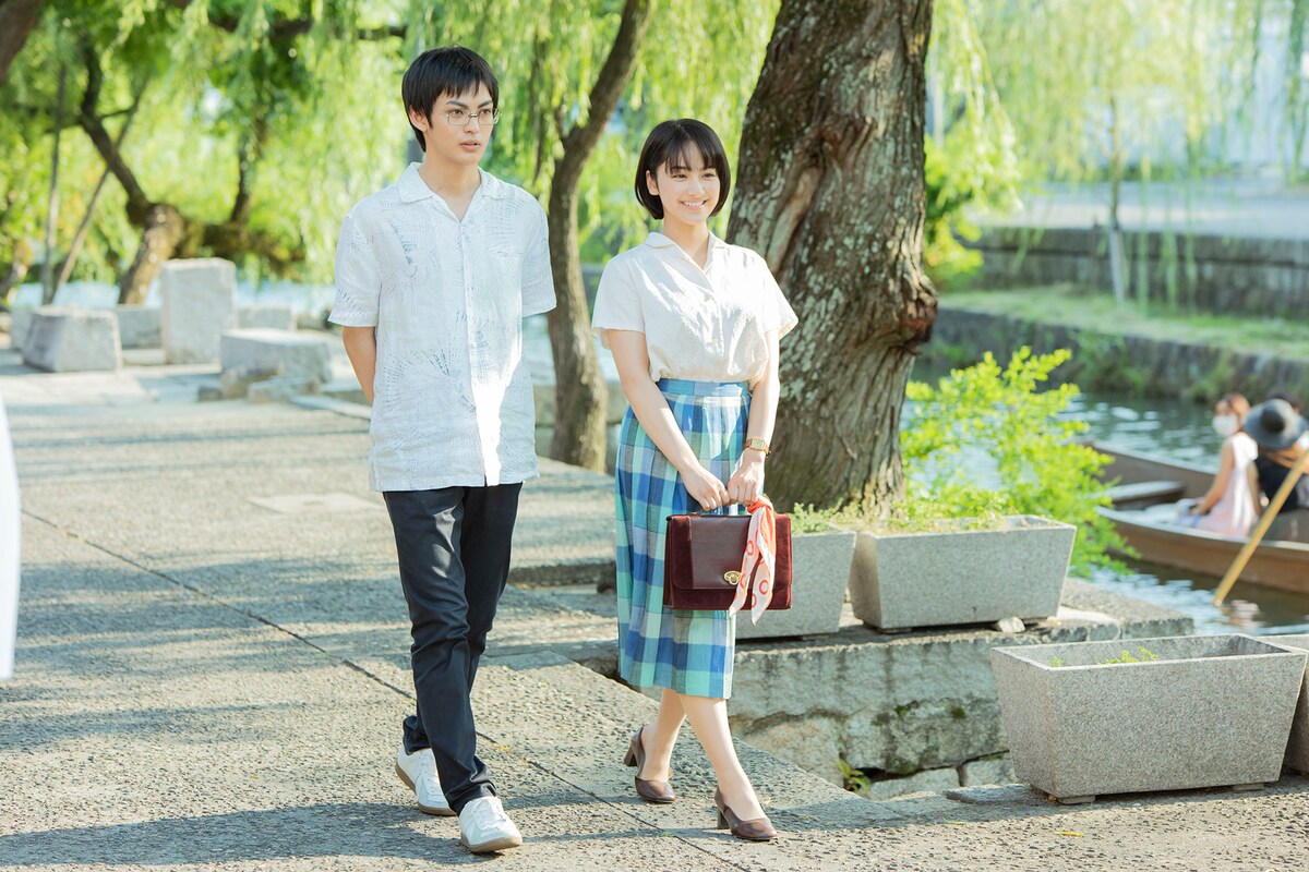 左から神尾楓珠演じる西条、平祐奈演じる東雲。