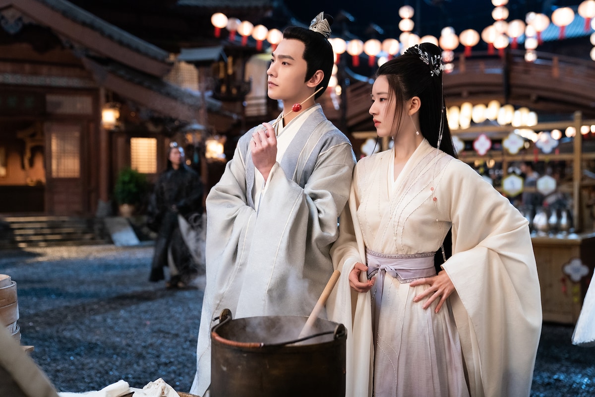 「黒豊と白夕～天下を守る恋人たち～」より、左からヤン・ヤン（楊洋）演じる黒豊息 / 豊蘭息、チャオ・ルースー（趙露思）演じる白風夕。