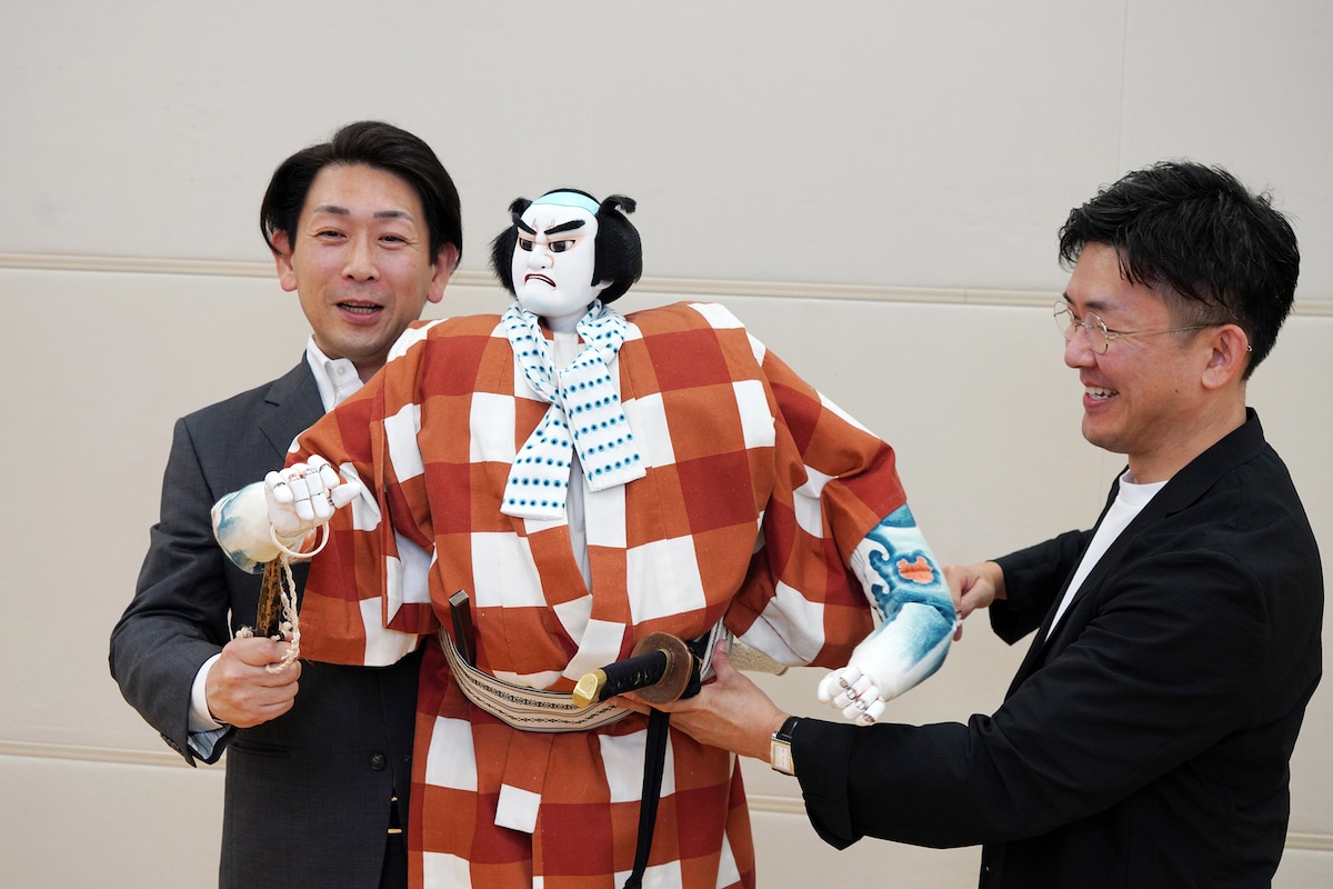 団七の人形の主遣いを担当する坂東彦三郎（左）と、左遣いで彦三郎をサポートする吉田簑紫郎（右）。