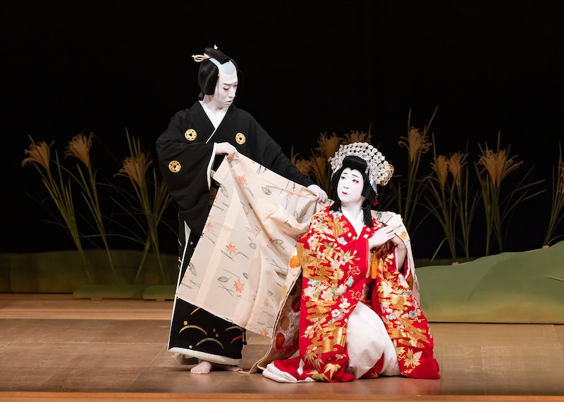 令和5年10月歌舞伎公演「『妹背山婦女庭訓』＜第二部＞」序幕「布留の社頭の場 道行恋苧環」より。（提供：国立劇場 撮影：二階堂健）