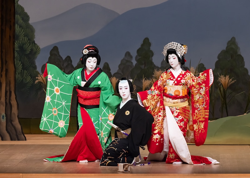 令和5年10月歌舞伎公演「『妹背山婦女庭訓』＜第二部＞」序幕「布留の社頭の場 道行恋苧環」より。（提供：国立劇場 撮影：二階堂健）