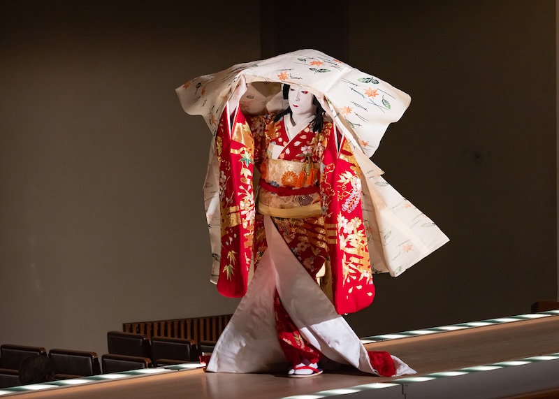 令和5年10月歌舞伎公演「『妹背山婦女庭訓』＜第二部＞」序幕「布留の社頭の場 道行恋苧環」より。（提供：国立劇場 撮影：二階堂健）