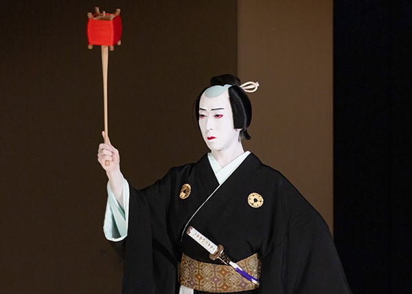 令和5年10月歌舞伎公演「『妹背山婦女庭訓』＜第二部＞」序幕「布留の社頭の場 道行恋苧環」より。（提供：国立劇場 撮影：二階堂健）