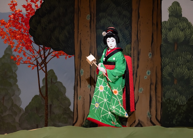 令和5年10月歌舞伎公演「『妹背山婦女庭訓』＜第二部＞」序幕「布留の社頭の場 道行恋苧環」より。（提供：国立劇場 撮影：二階堂健）