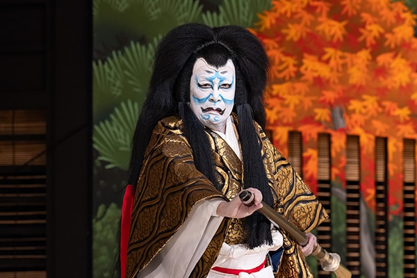 令和5年10月歌舞伎公演「『妹背山婦女庭訓』＜第二部＞」大詰「三笠山奥殿の場」より。（提供：国立劇場 撮影：二階堂健）