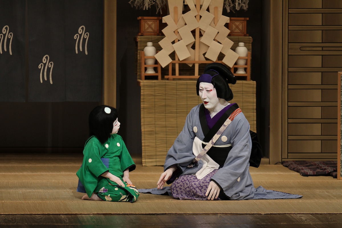 「芦屋道満大内鑑 葛の葉」（2013年国立劇場）より、中村時蔵扮する女房葛の葉（右）。（提供：国立劇場）