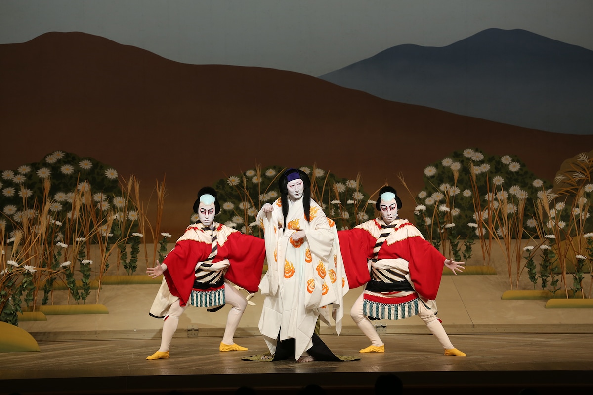 「芦屋道満大内鑑 葛の葉」（2013年国立劇場）より、中村時蔵扮する女房葛の葉（中央）。（提供：国立劇場）