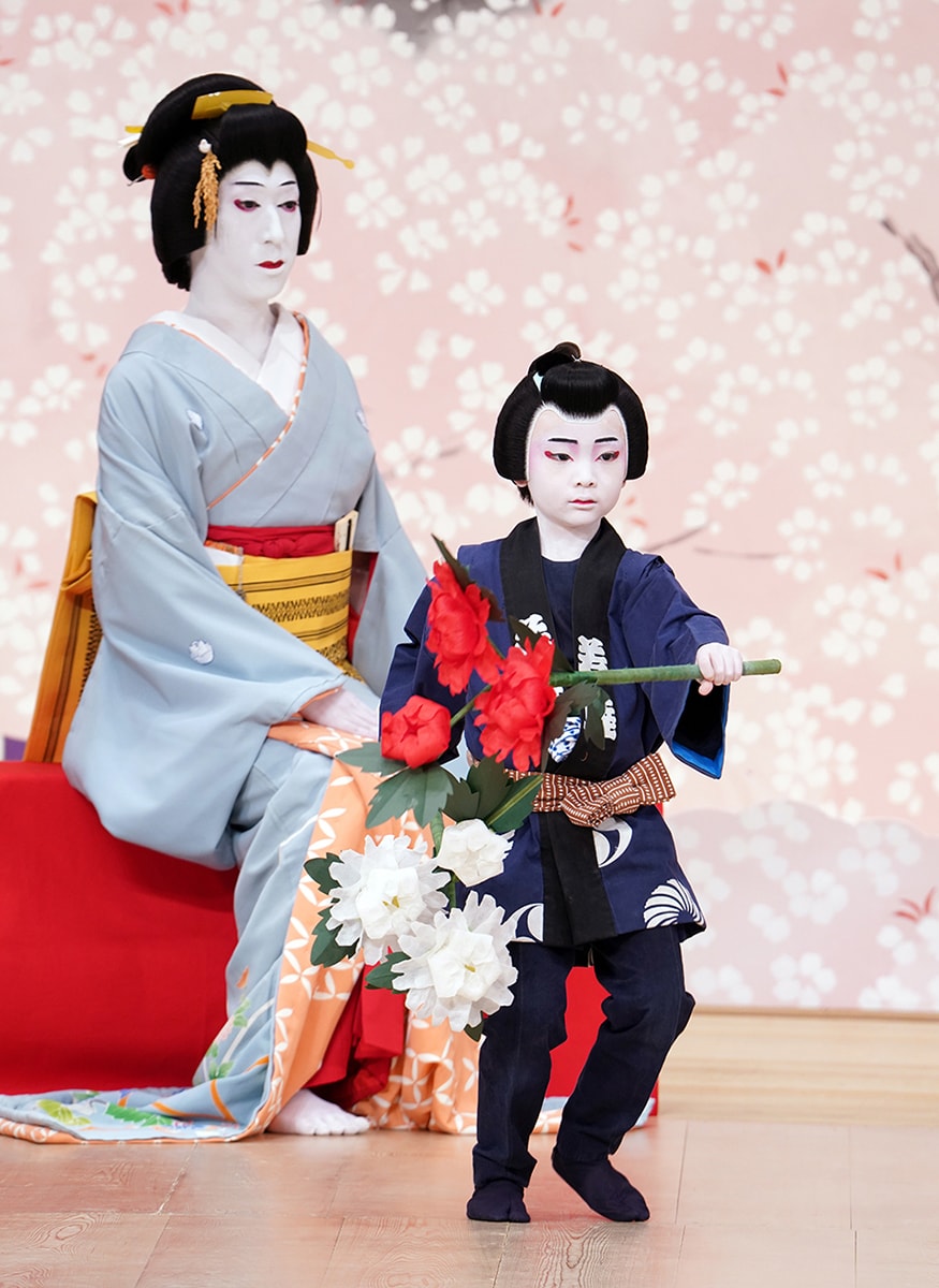 「遠山桜天保日記」（2023年国立劇場）より、左から河原崎座役者に扮する中村梅枝、小川大晴。（撮影：小川知子）