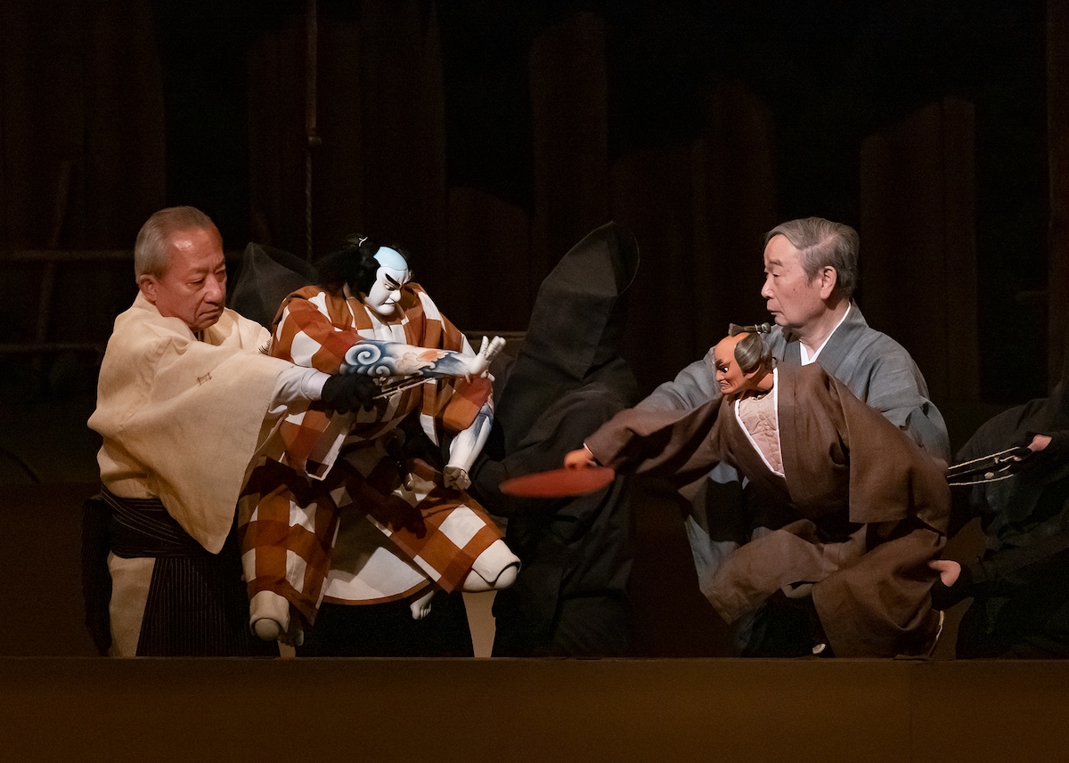 「令和5年5月文楽公演」第三部「夏祭浪花鑑」より「長町裏の段」。人形左から団七九郎兵衛、三河屋義平次。