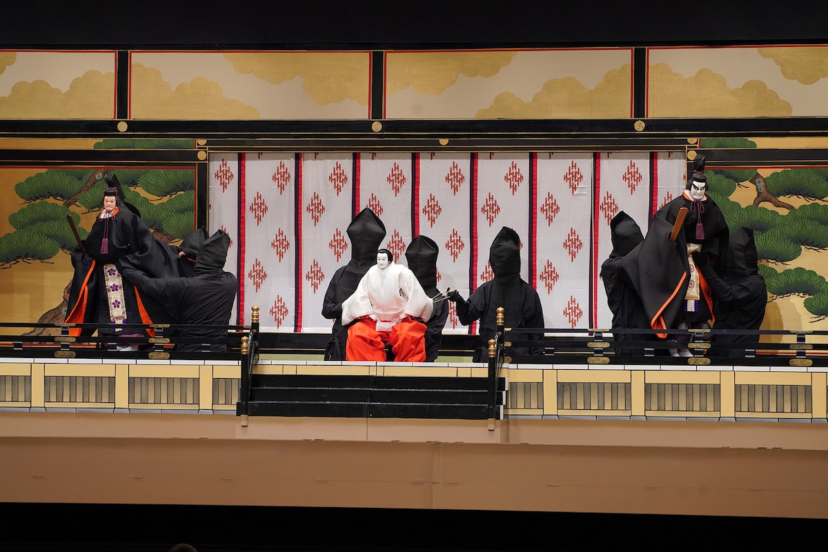 「令和5年5月文楽公演」第一部「菅原伝授手習鑑」初段「大内の段」より、人形左から菅丞相、斎世親王、藤原時平。