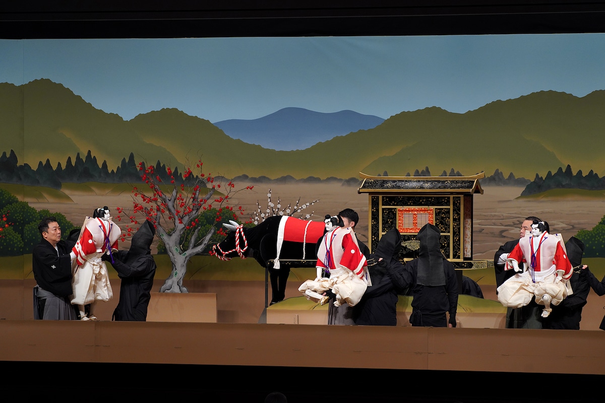 「令和5年5月文楽公演」第一部「菅原伝授手習鑑」初段「加茂堤の段」より、人形左から桜丸、松王丸、梅王丸。