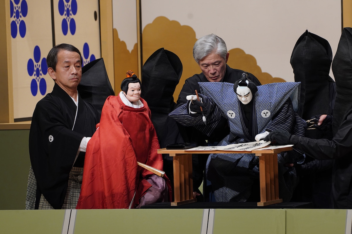 「令和5年5月文楽公演」第一部「菅原伝授手習鑑」初段「筆法伝授の段」より、人形左から左中弁希世、武部源蔵。