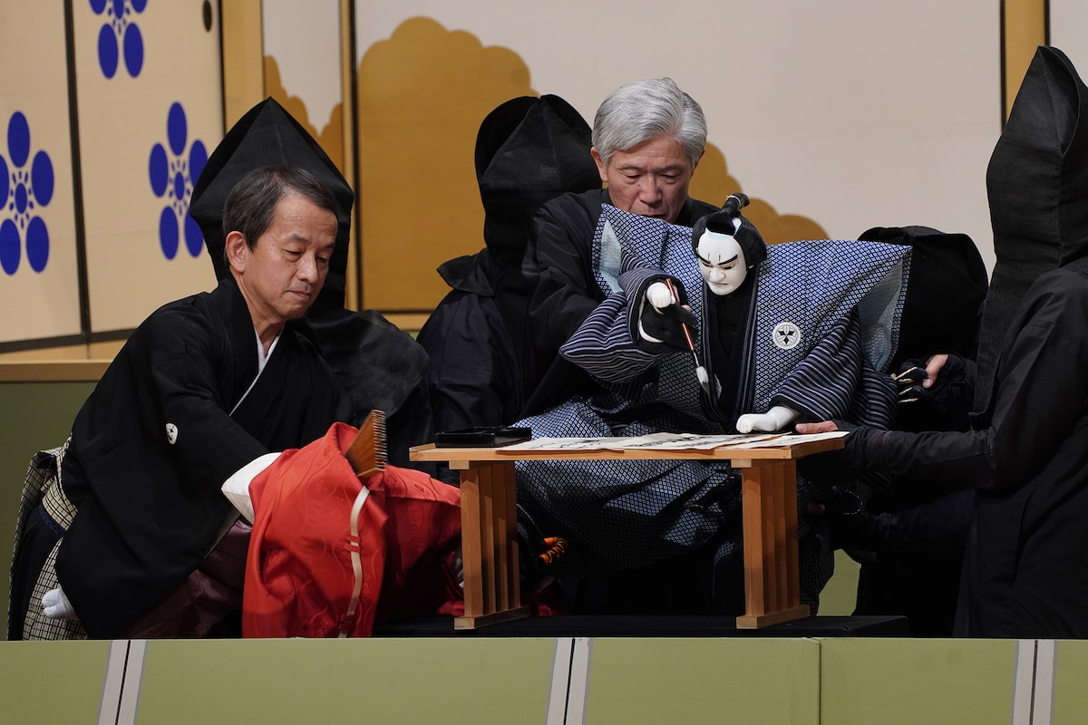 「令和5年5月文楽公演」第一部「菅原伝授手習鑑」初段「筆法伝授の段」より、人形左から左中弁希世、武部源蔵。