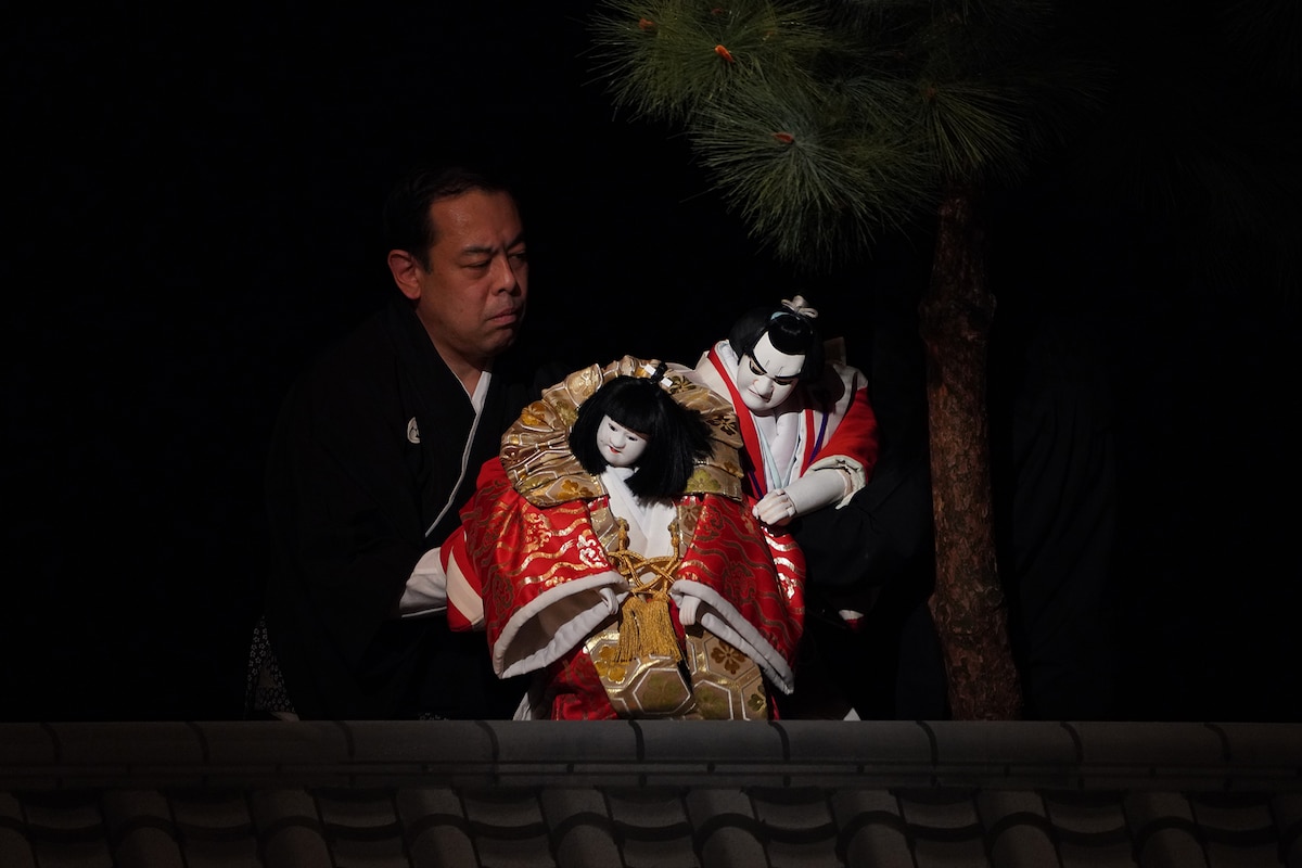 「令和5年5月文楽公演」第一部「菅原伝授手習鑑」初段「築地の段」より、人形左から菅秀才、梅王丸。