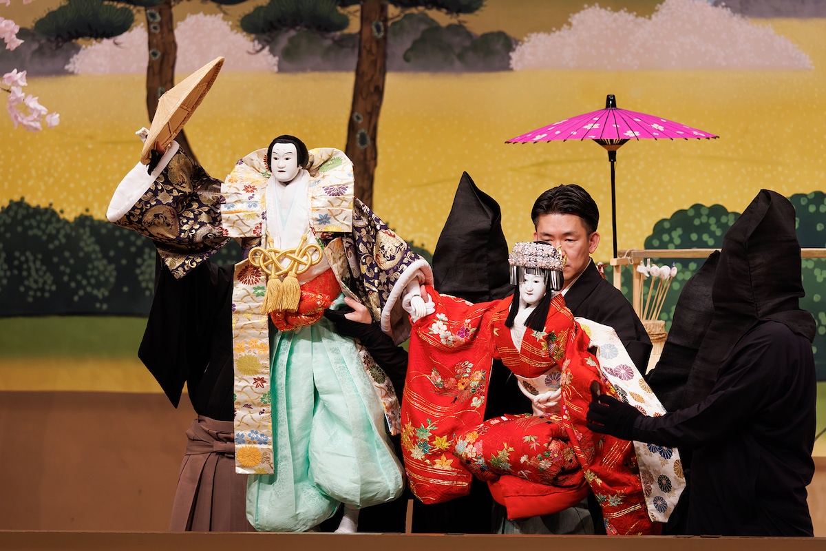 「令和5年5月文楽公演」第二部「菅原伝授手習鑑」二段目「道行詞の甘替」より、人形左から斎世親王、苅屋姫。