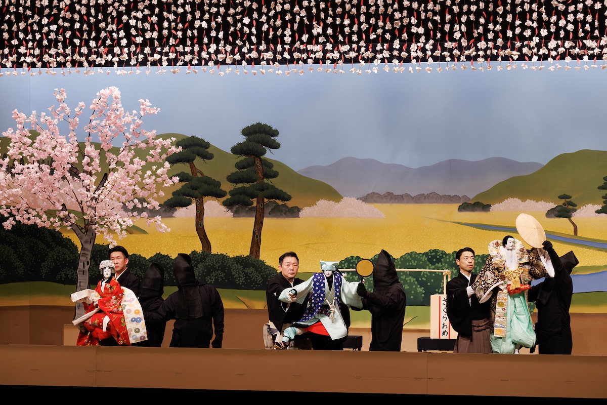 「令和5年5月文楽公演」第二部「菅原伝授手習鑑」二段目「道行詞の甘替」より、人形左から苅屋姫、桜丸、斎世親王。
