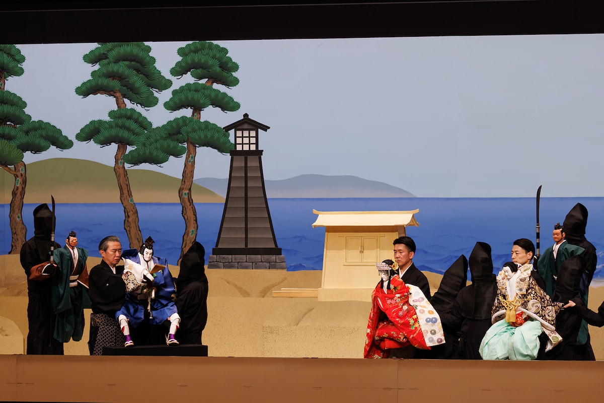 「令和5年5月文楽公演」第二部「菅原伝授手習鑑」二段目「安井汐待の段」より、人形左から官人、判官代輝国、苅屋姫、斎世親王。